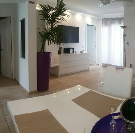 Sunny Terrace - Island Village Apartment *